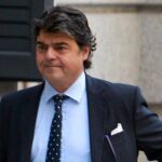 Jorge Moragas aporta un toque chic y distinguido a sus trajes añadiendo un simple detalle: el pañuelo