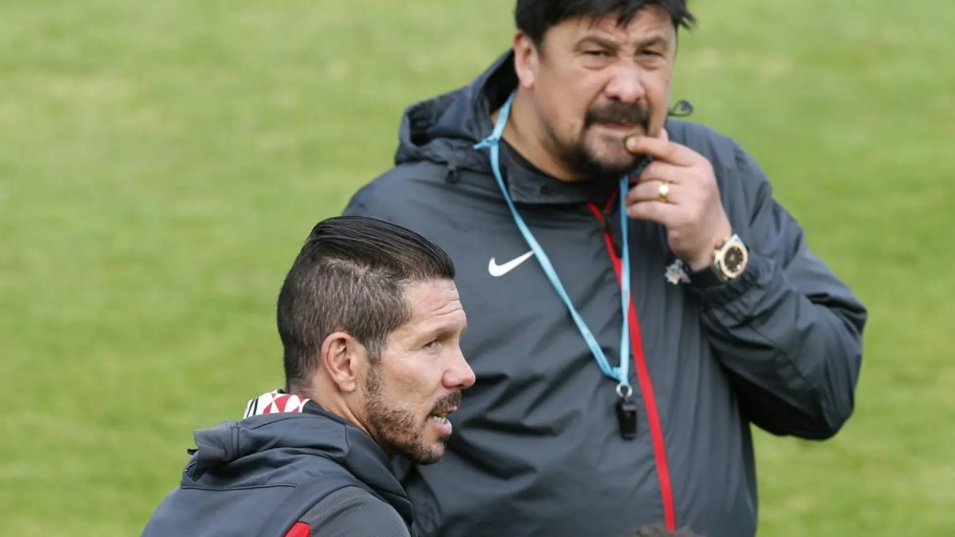 El entrenador del Atlético de Madrid, el argentino Diego Pablo Simeone, y Mono Burgos