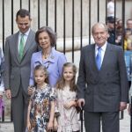 Los Reyes, posan junto a los Príncipes de Asturias con sus hijas, Leonor y Sofía, y la infanta Elena (d), a su llegada a la catedral de Palma de Mallorca donde asisten a la tradicional misa del Domingo de Pascua.