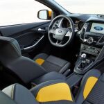 El interior cuenta con asientos deportivos que firma Recaro.