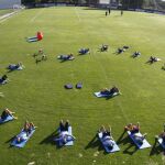 Jugadores del Atlético de Madrid realizan ejercicios durante el entrenamiento realizado esta mañana en la Ciudad Deportiva