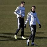 Los jugadores del Real Madrid Gareth Bale y Cristiano Ronaldo se están recuperando de una gripe y una sobrecarga, respectivamente.