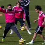 El delantero portugués del Real Madrid, Cristiano Ronaldo (i), disputa la pelota al brasileño Marcelo (d), durante el entrenamiento.