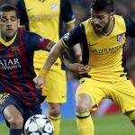 Dani Alves y David Villa pelean por un balón en el partido de ida de las semifinales de Liga de Campeones