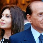 Silvio Berlusconi, con su ex mujer, Verónica Lario, en un acto público en Roma en 2004