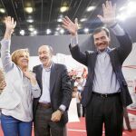 Valenciano, Rubalcaba y Gómez en el acto de cierre de campaña, ayer, en Madrid