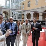 Ignacio González observa una de las fotografías de la serie de Alberto R. Roldán (a la derecha) premiada
