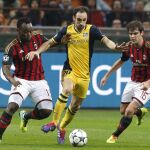 Michael Essien y Andrea Poli acechan a Juanfran durante el partido entre Milan y Atlético de Madrid.