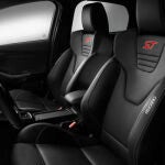 Tiene asientos deportivos firmados por Recaro.