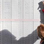 Una funcionaria en el recuento de votos, que continuaba ayer en los colegios electorales tunecinos