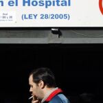 Un hombre fumando a la puerta de un hospital en Madrid