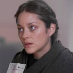 Ewa (Marion Cotillard) vive una dura experiencia al llegar a Nueva York y dejar a su hermana en la Isla de Ellis