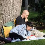 Una pareja disfruta del buen tiempo en el parque de El Retiro.