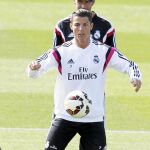 Ronaldo, atento al balón en Valdebebas