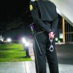 El texto aprobado en la comisión del Congreso define las funciones de los vigilantes de seguridad privados