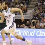 El base del Real Madrid, Sergio Rodríguez, corre con el balón ante los jugadores del Unicaja, el pívot Fran Vazquez y el ala-pívot Augusto Cesar Lima