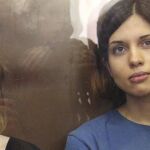 Foto de archivo de las componentes del grupo de punk ruso Pussy Riot Maria Alyokhina (izq) y Nadezhda Tolokonnikova (dcha), durante una sesión de su juicio en Moscú (Rusia).
