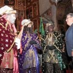 El alcalde junto a los Reyes Magos de Triana.