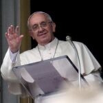 El papa saluda desde la ventana del Vaticano
