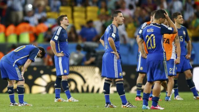 Los jugadores argentinos, instantes después del pitido final