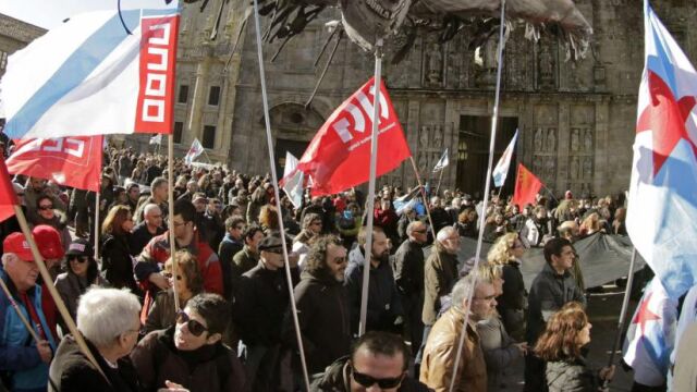 Más de un millar de personas participaron en la manifestación convocados por la plataforma "Nunca Máis"para expresar el rechazo a la sentencia del "Prestige", esta mañana en la plaza de A Quintana, en Santiago de Compostela.