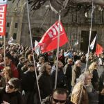 Más de un millar de personas participaron en la manifestación convocados por la plataforma "Nunca Máis"para expresar el rechazo a la sentencia del "Prestige", esta mañana en la plaza de A Quintana, en Santiago de Compostela.