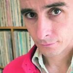 Kiko Amat y sus 40 años junto a su colección de discos