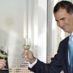 El Príncipe Felipe brinda con presidente de la Generalitat, Artur Mas, durante un almuerzo celebrado tras la inauguración de la nueva sede del grupo de perfumería Puig.