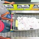 Una pareja sale del supermercado estatal «Bicentenario», después de unas compras en Caracas