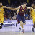 El base checo del FC Barcelona Tomás Satoransky (c) y el base del Alba Berlín Akeem Vargas (i)