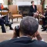 Barack Obama habla por teléfono con Raúl Castro