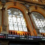 Vista del panel de la Bolsa de Madrid que refleja la evolución del principal indicador de la bolsa española, el IBEX 35