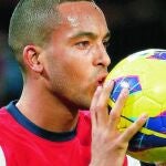 Walcott besa la pelota después del final del encuentro