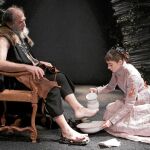 Ramón Barea, como Don Juan Manuel de Montenegro, y Rebeca Matellán, como Sabelita, en una escena de «Montenegro», el montaje de Ernesto Caballero que reúne las «Comedias bárbaras» de Valle-Inclán