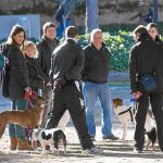 Los perros deben ir atados en todo momento, incluso en los jardines