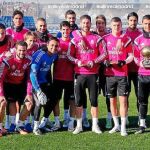 Los cuatro premiados en la gala del Balón de Oro de la FIFA posaron antes del entrenamiento de ayer junto al resto de compañeros, que también son en parte responsables de los éxitos. Cristiano aparece con su tercera pelota dorada; James, con el trofeo Puskas al mejor gol de 2014; y Kroos y Sergio Ramos lo hacen como integrantes del once ideal de la FIFA. Después de las fotos empezaron a preparar el derbi ante el Atlético.
