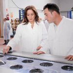 La consejera Silvia Clemente, junto a uno de los productores que se han beneficiado del curso 'on line'