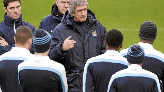 Manuel Pellegrini da instrucciones a sus jugadores en el entrenamiento de ayer