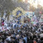 Una multitud de personas presencia la cabalgata en la calle Recaredo