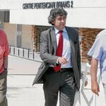 Fèlix Millet (a la izq.) y Jordi Montull (a la dcha.) a la salida de la cárcel Can Brians 2 donde pasaron trece días