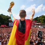Schweinsteiger levanta la Copa del Mundo ante las decenas de miles de personas en Berlín.