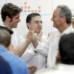 El presidente de NNGG, Juan Carlos Caballero, saluda al jefe del Consell, Alberto Fabra