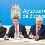 De izquierda a derecha, el gerente de Burgostravel, Raúl Labarga; el presidente de la Diputación de Burgos, César Rico, el alcalde Burgos, Javier Lacalle, el director de Aeronova, Antonio Gimeno y el vicealcalde, Ángel Ibáñez
