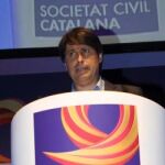 El presidente de la plataforma Societat Civil Catalana, José Rosiñol, durante su intervención hoy en el acto celebrado en Barcelona.