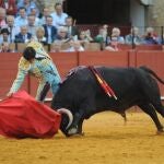 Derechazo de mano baja de Miguel Ángel Perera, ayer, en Sevilla