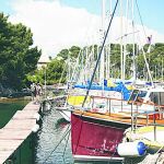 A pocos minutos a pie de Cassis se ven ensenadas de agua esmeralda y bahías pequeñas como la de Port Pin o d´En-vau, repletas de veleros y kayaks.