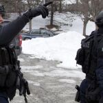 Policías toman posiciones en el aparcamiento del centro comercial en que ha tenido lugar el tiroteo.