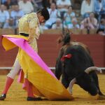 Media verónica de Pepe Moral al primero de su lote de ayer en La Maestranza