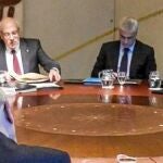 Mas conversa con la vicepresidenta, Joana Ortega, en la primera reunión del nuevo Consell Executivo de la Generalitat desde la formación del nuevo gobierno autonómico. La reunión sirvió para poner en marcha la agenda soberanista, que ha pactado con ERC, de la nueva legislatura