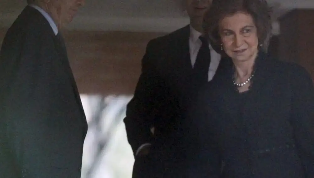 La Reina acompañada por el jefe de la Casa del Rey, Rafael Spottorno, a su salida del domicilio de la familia Marichalar